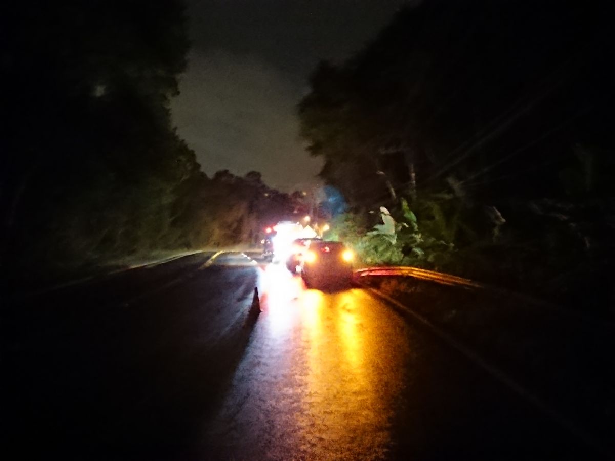 Caminhonete sai da pista e capota no Morro do Caravaggio