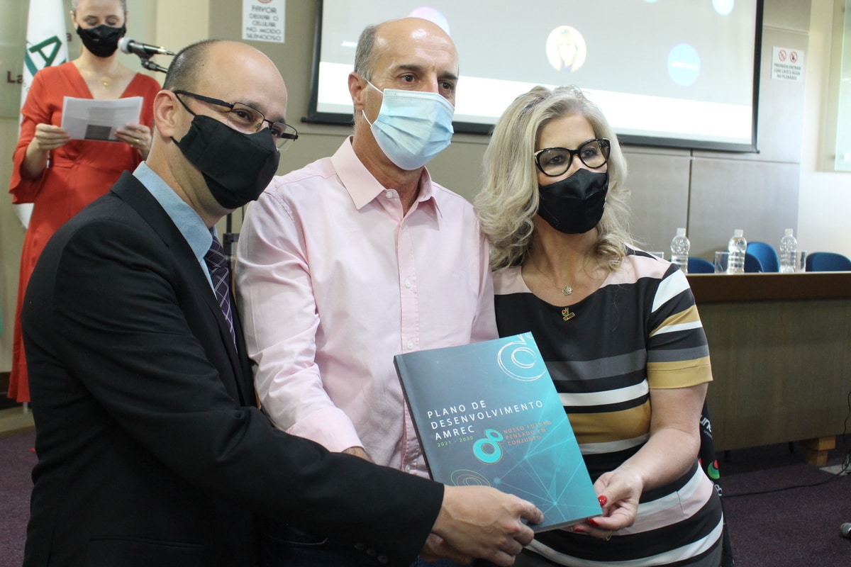 Pronto a ser executado: Plano de Desenvolvimento Socioeconômico é entregue aos municípios da Amrec