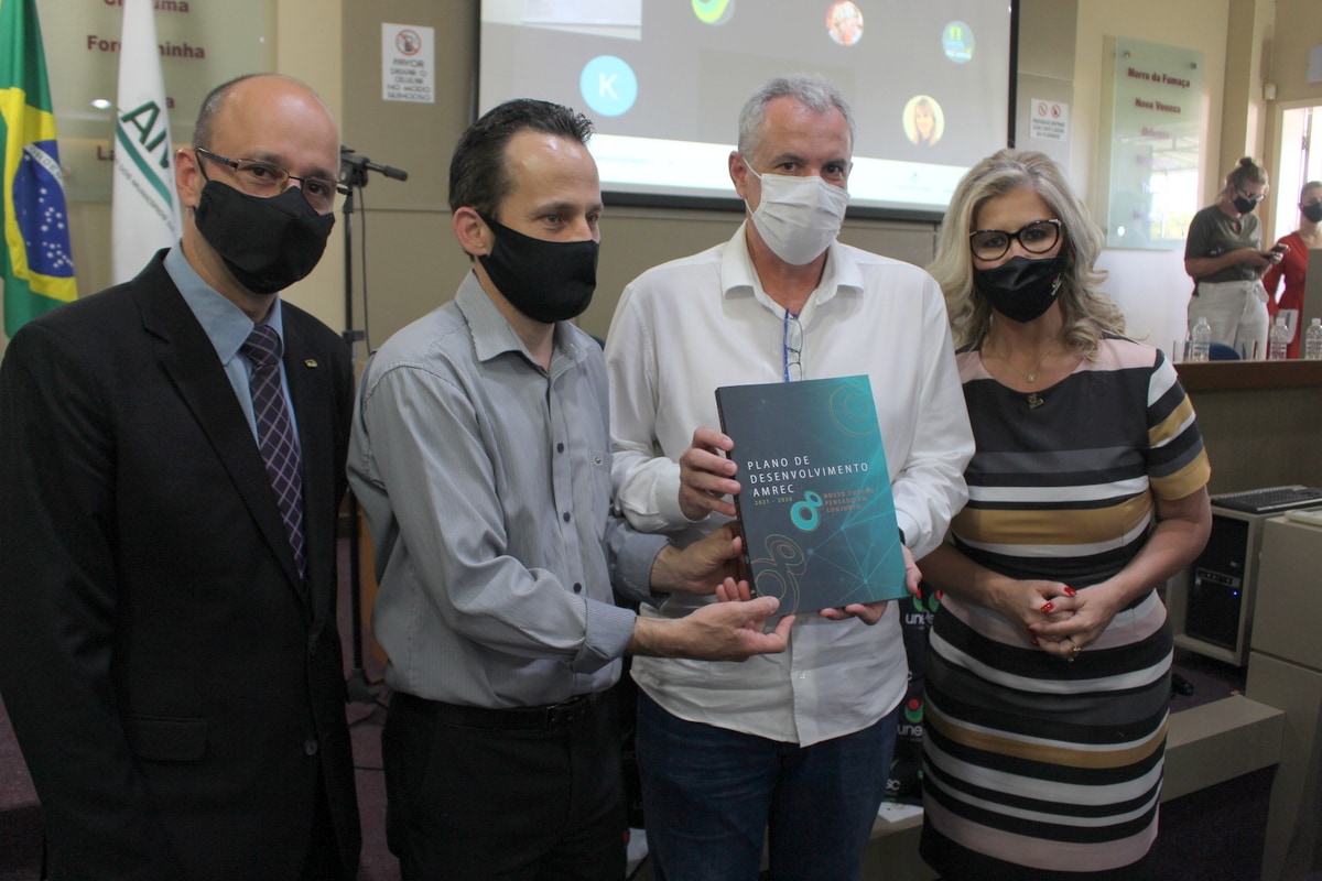 Pronto a ser executado: Plano de Desenvolvimento Socioeconômico é entregue aos municípios da Amrec