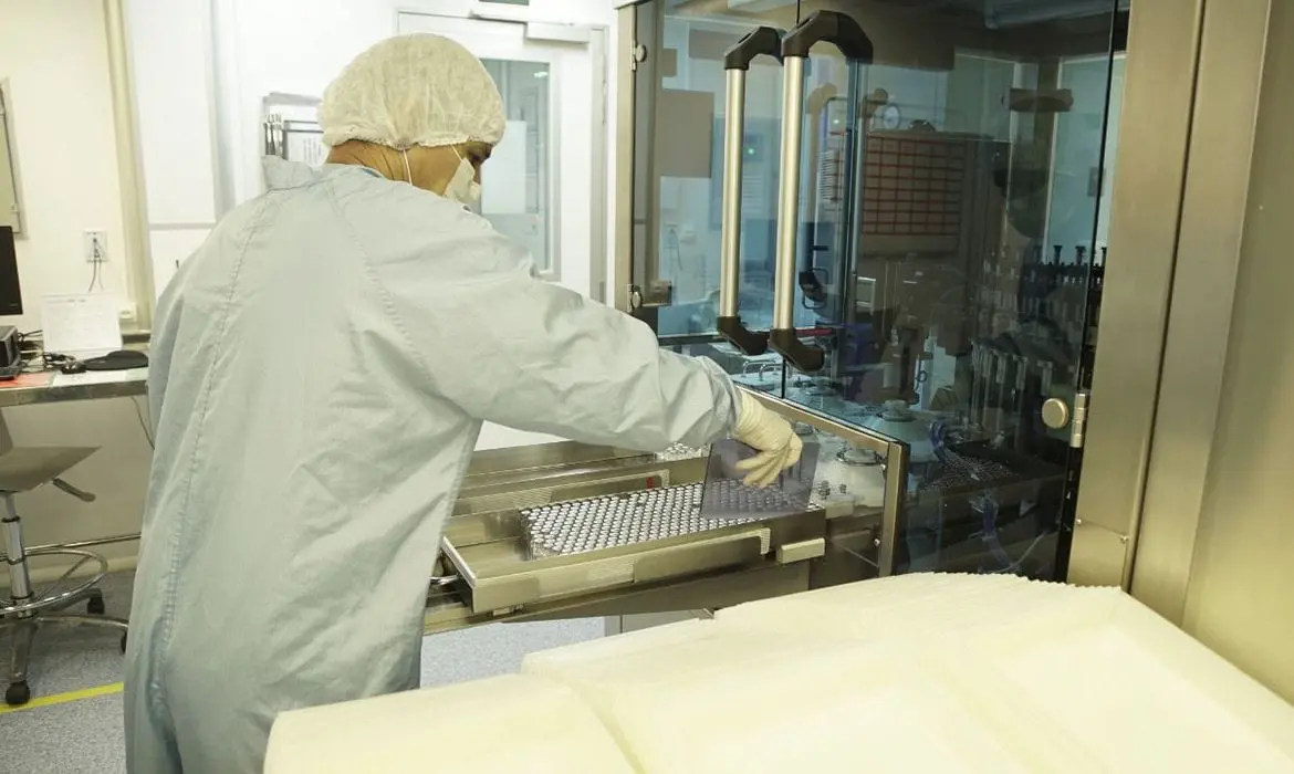 Fiocruz inicia envase do primeiro lote de IFA da vacina Covid-19
