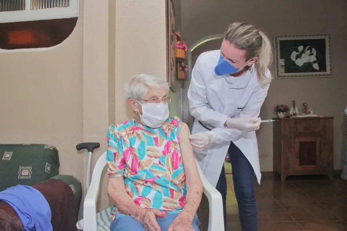 Vacina chegou como presente antecipado para Dona Amélia