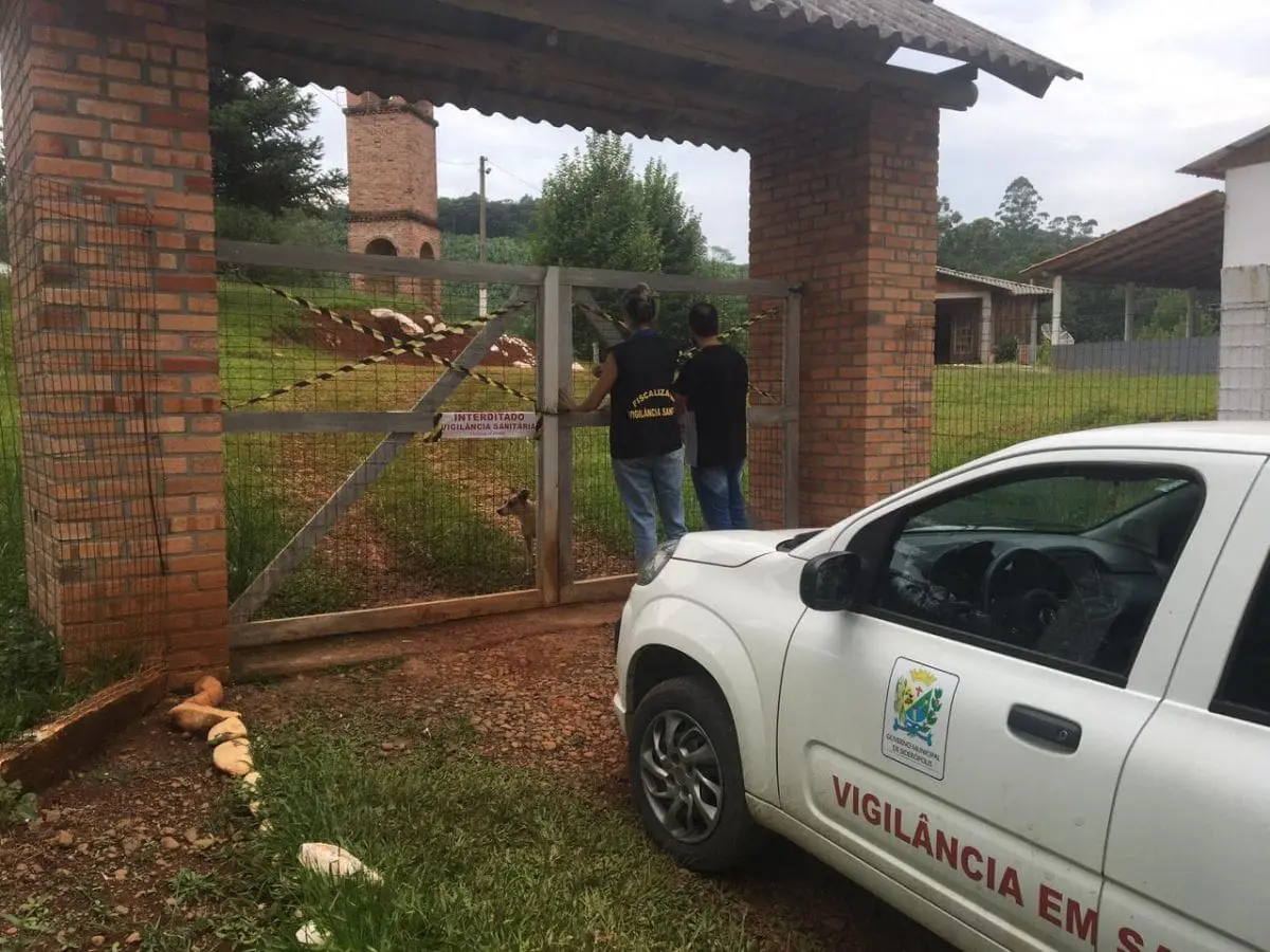 Clínica interditada em Siderópolis é advertida com auto de infração