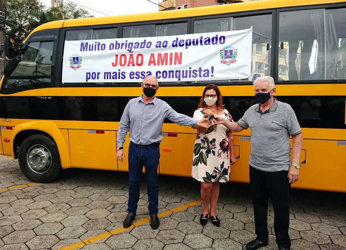 Vereadores Progressistas entregam ônibus escolar através do deputado João Amin