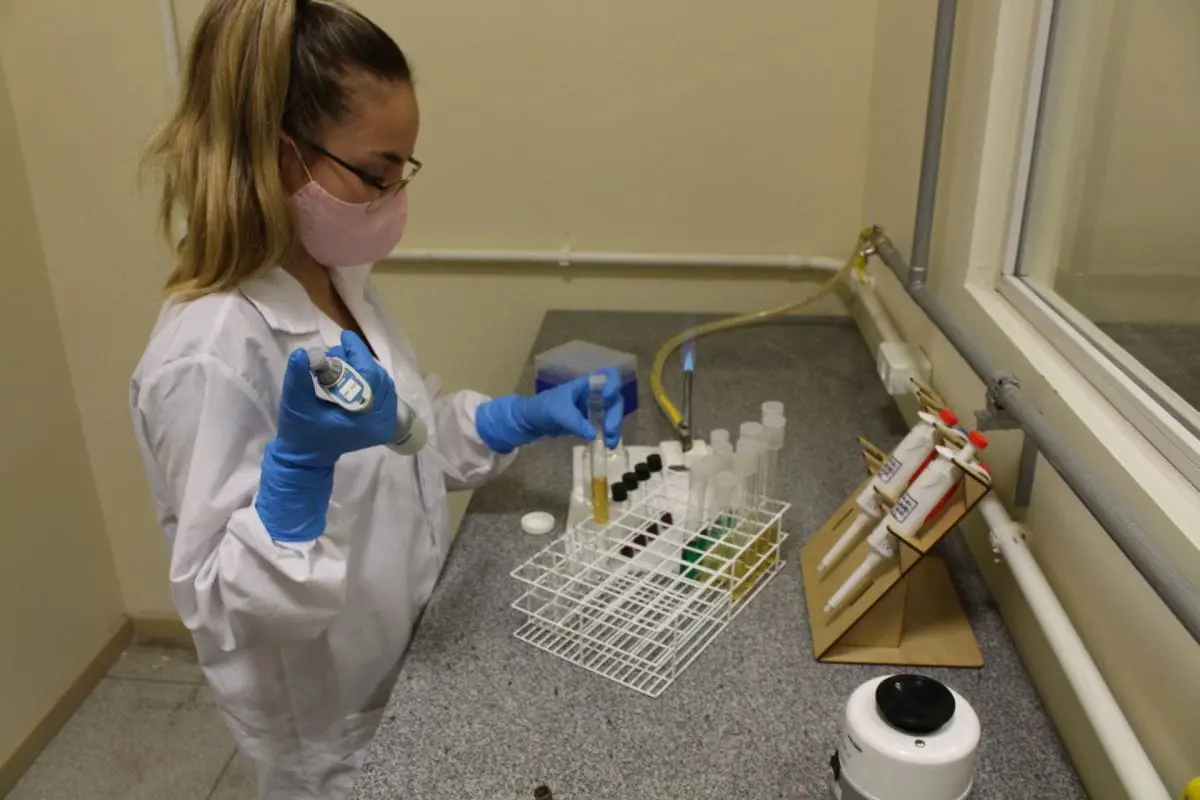 Novo laboratório de Microbiologia oferece serviços no CTSatc