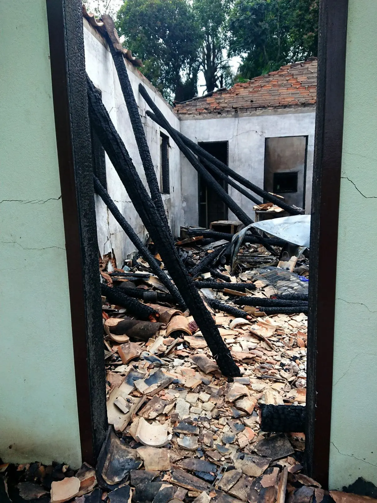 Família afetada por incêndio precisa de ajuda para construir nova casa
