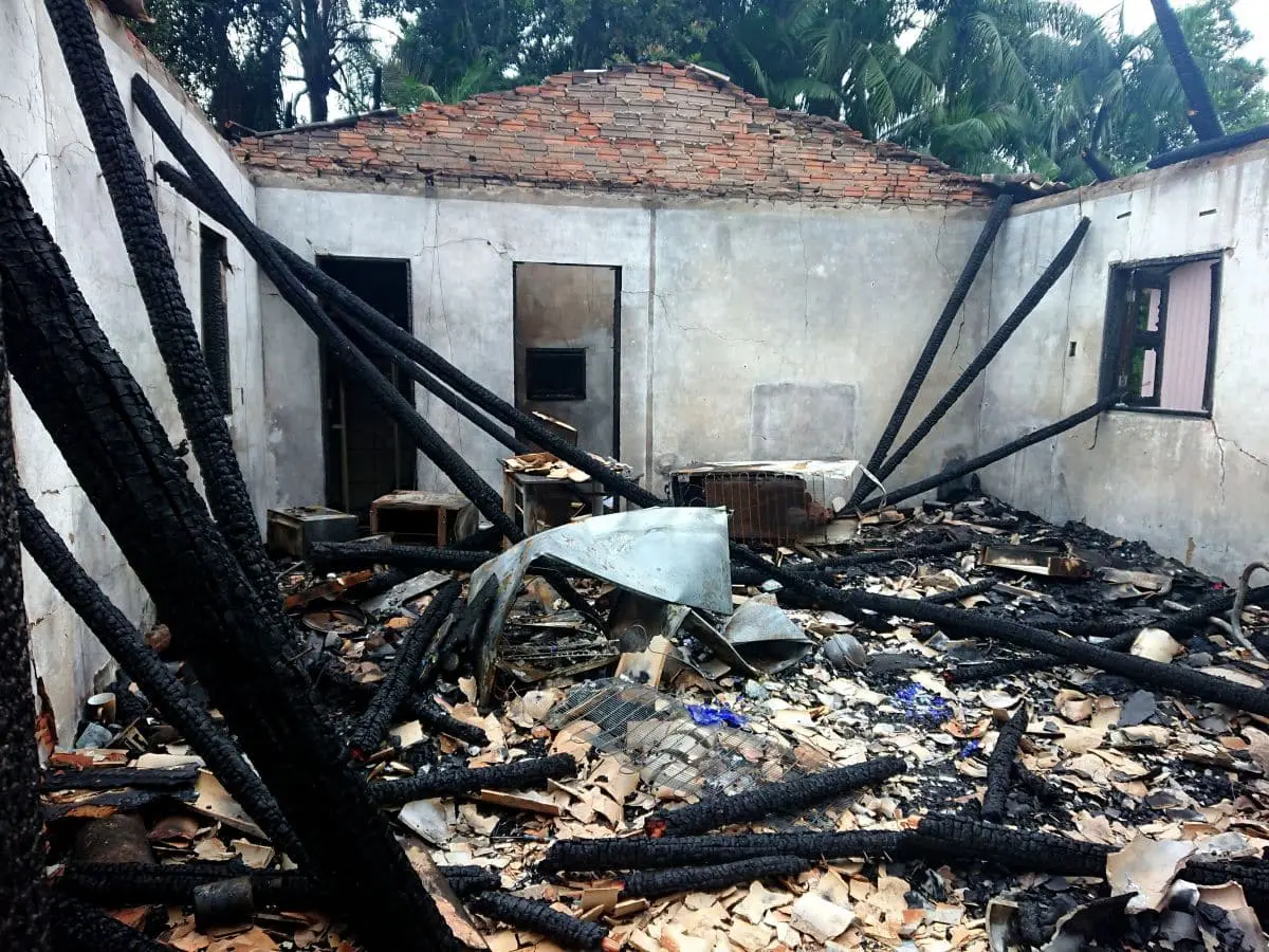 Família afetada por incêndio precisa de ajuda para construir nova casa