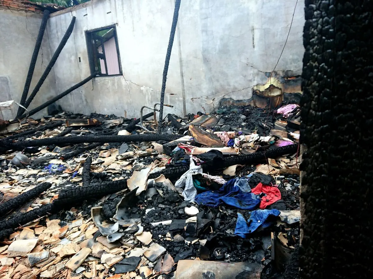 Família afetada por incêndio precisa de ajuda para construir nova casa