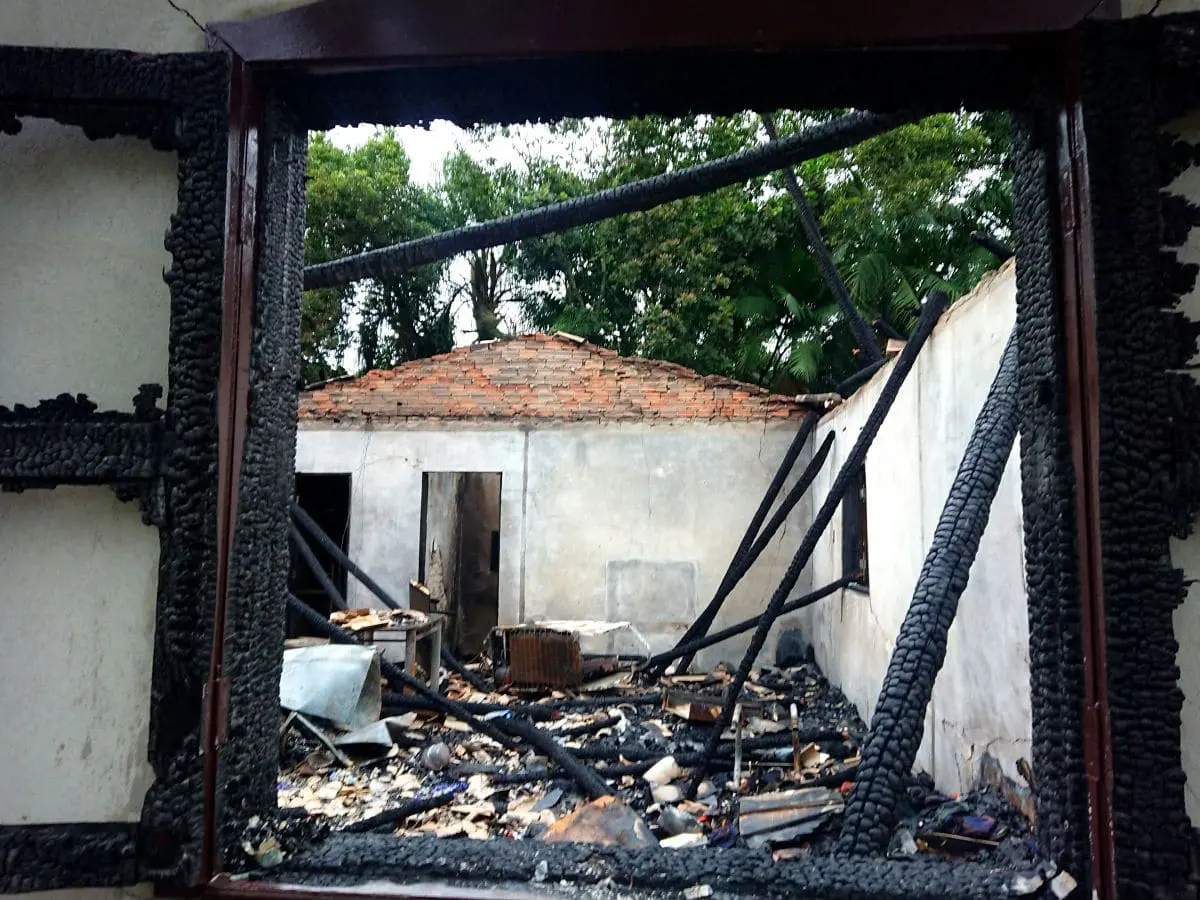 Família afetada por incêndio precisa de ajuda para construir nova casa