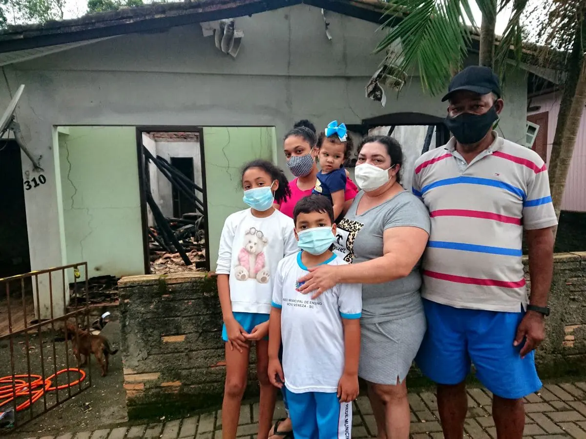 Família afetada por incêndio precisa de ajuda para construir nova casa