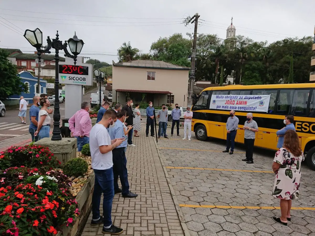 Vereadores Progressistas entregam ônibus escolar através do deputado João Amin