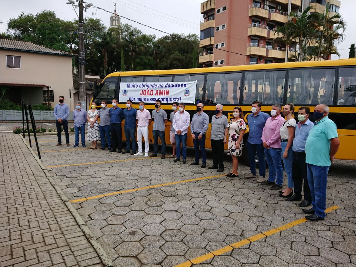 Vereadores Progressistas entregam ônibus escolar através do deputado João Amin