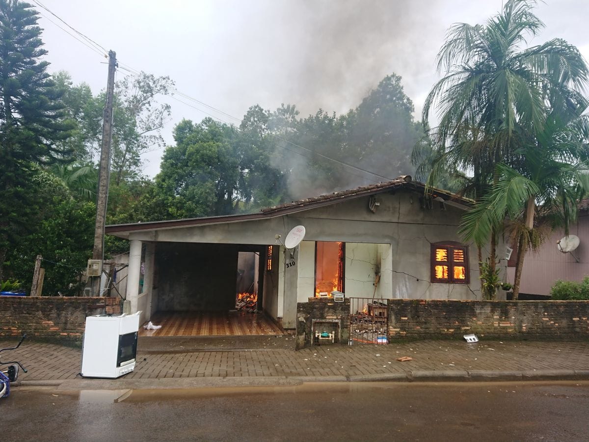 Fogo destrói casa e deixa família desabrigada no Santo Antônio