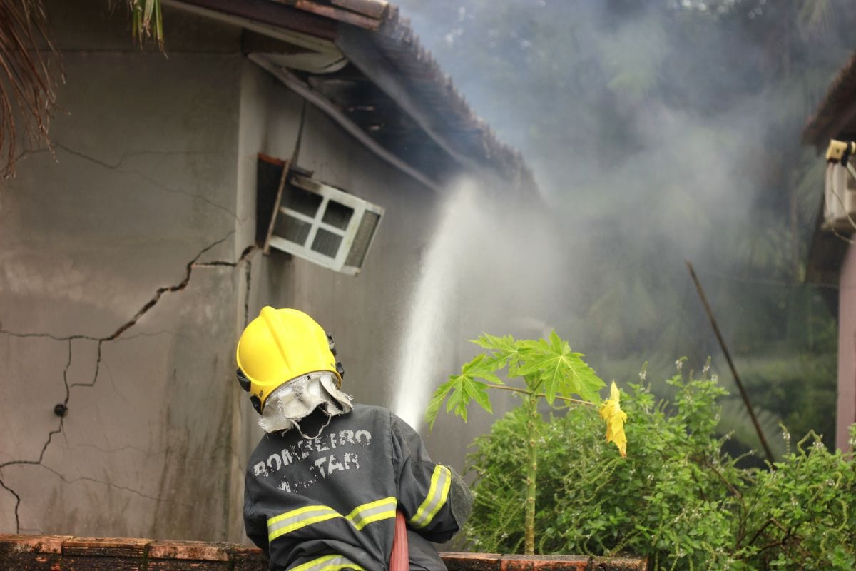 Fogo destrói casa e deixa família desabrigada no Santo Antônio