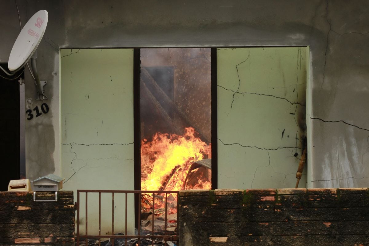 Fogo destrói casa e deixa família desabrigada no Santo Antônio