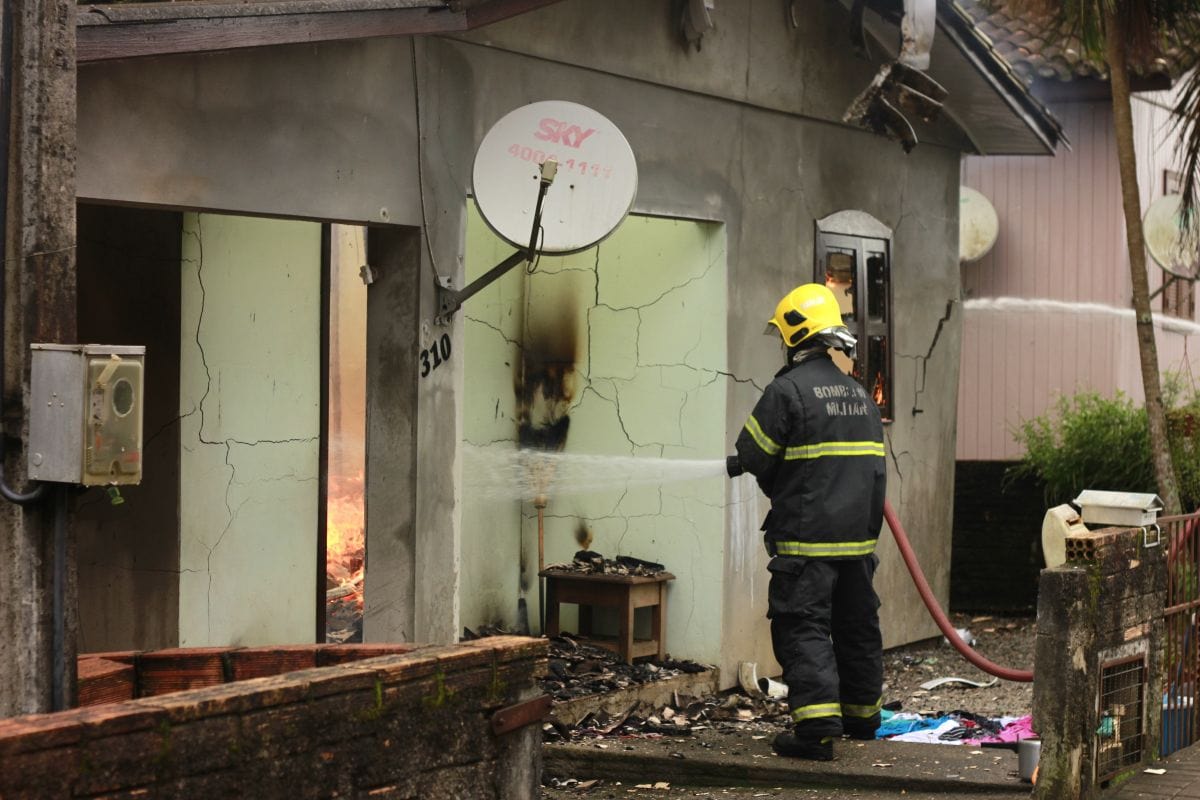 Fogo destrói casa e deixa família desabrigada no Santo Antônio