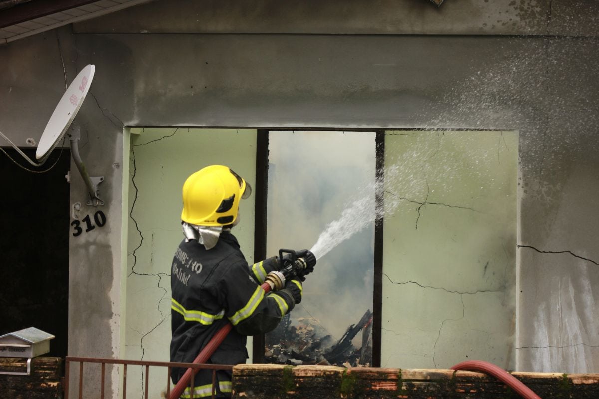 Fogo destrói casa e deixa família desabrigada no Santo Antônio