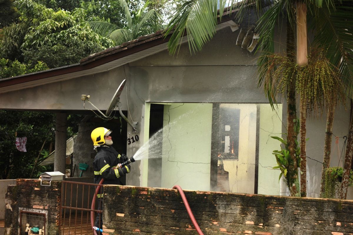 Fogo destrói casa e deixa família desabrigada no Santo Antônio