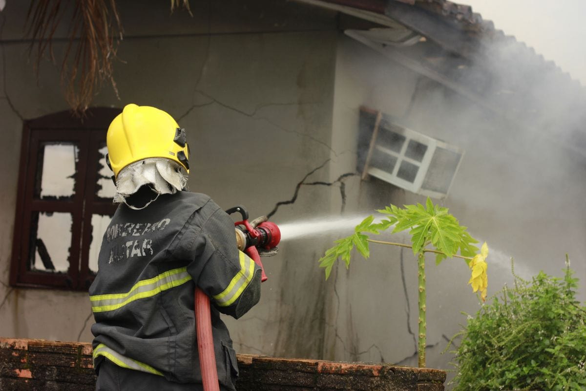 Fogo destrói casa e deixa família desabrigada no Santo Antônio