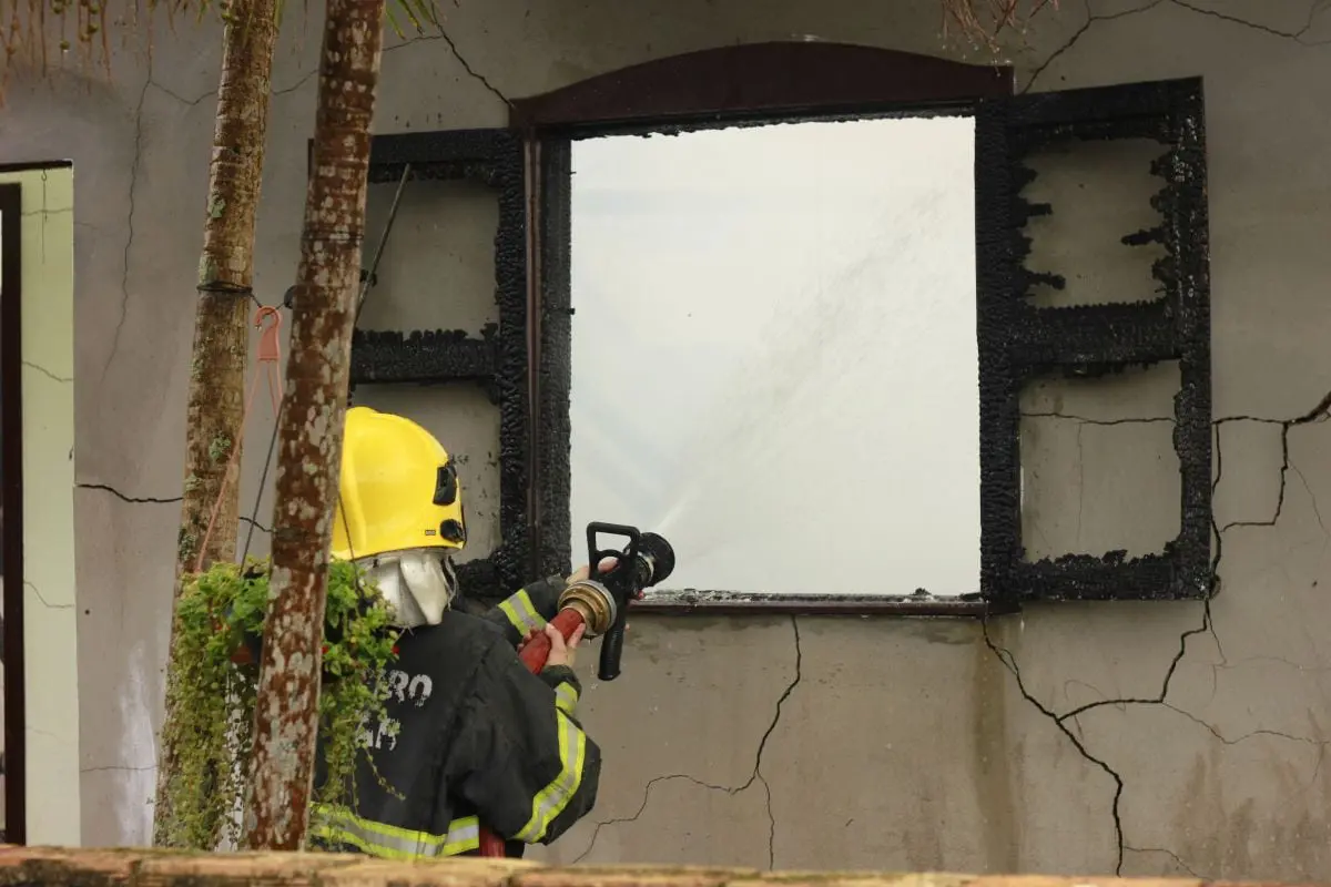 Fogo destrói casa e deixa família desabrigada no Santo Antônio