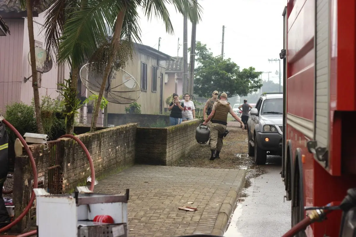 Fogo destrói casa e deixa família desabrigada no Santo Antônio