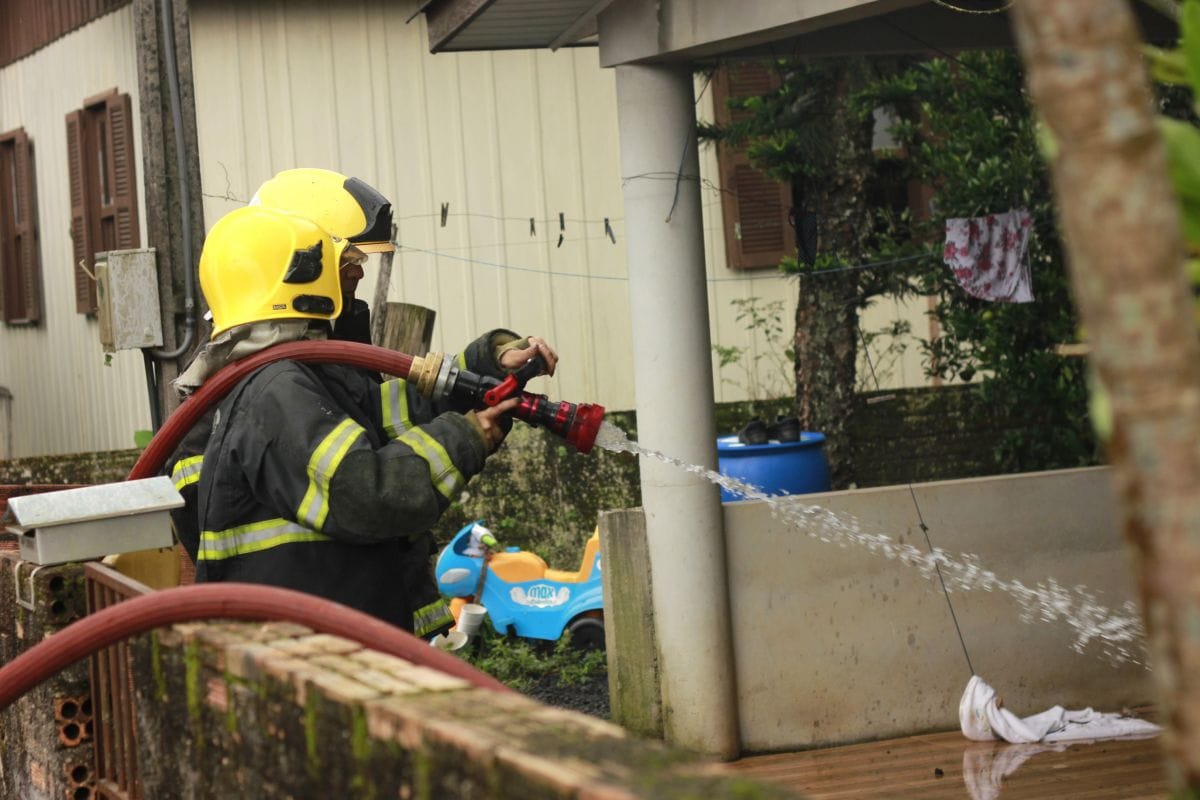 Fogo destrói casa e deixa família desabrigada no Santo Antônio