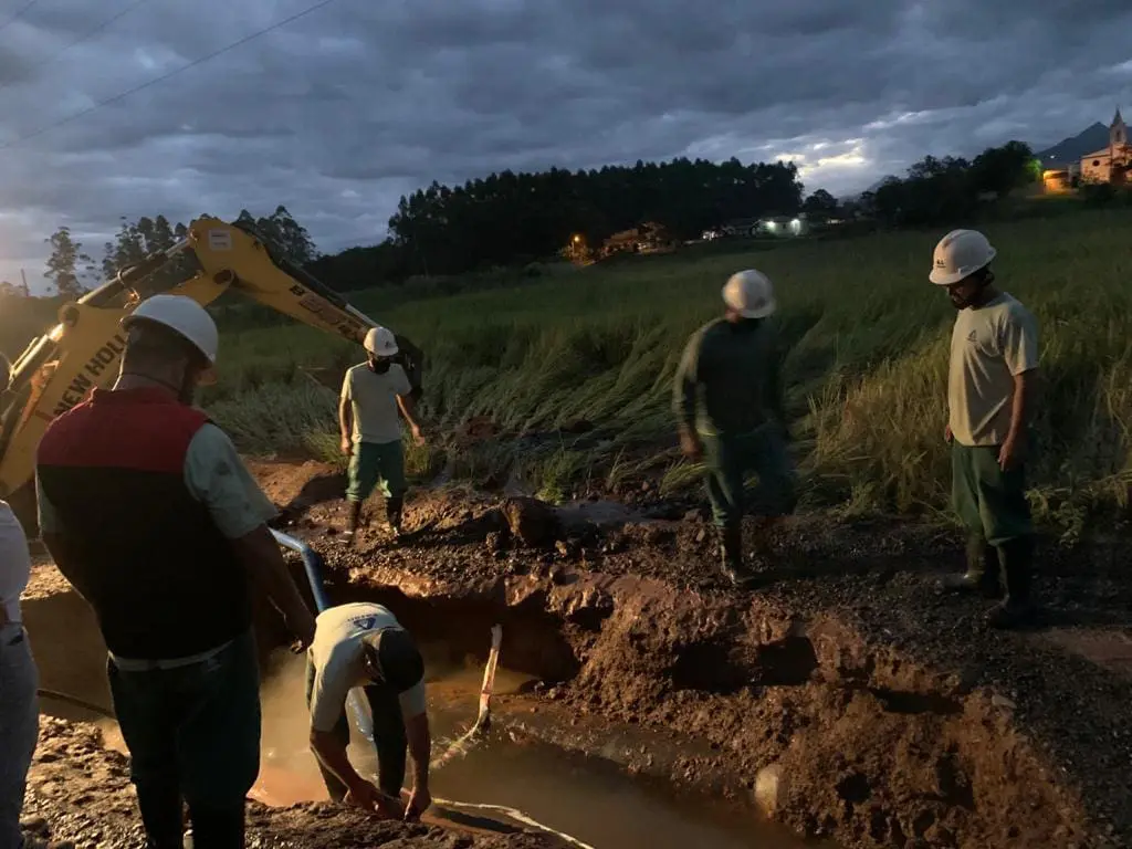 Equipes concluem conserto de adutora da Casan