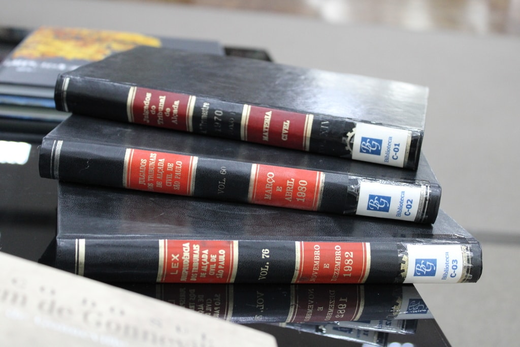 Biblioteca da Unesc recebe doação de mais de 800 livros da área do Direito e de Literatura
