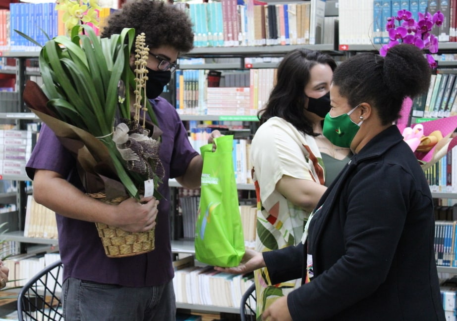 Biblioteca da Unesc recebe doação de mais de 800 livros da área do Direito e de Literatura