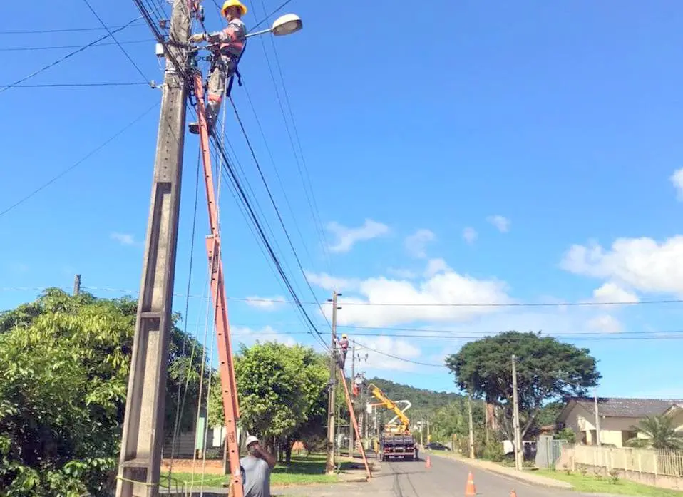 COOPERA: Reforma na rede elétrica abrange todo o bairro Jardim Esteves