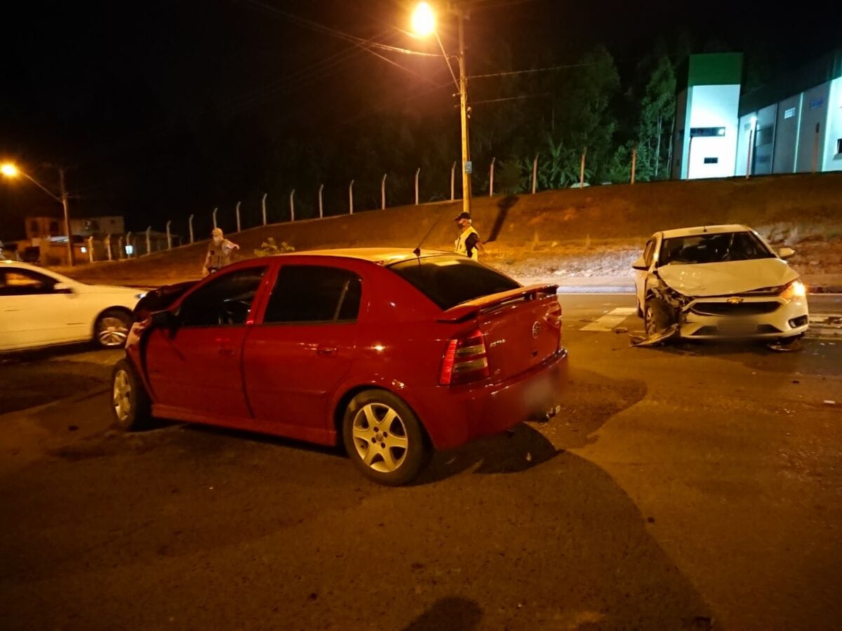 Veículos colidem na subida do Morro do Caravaggio