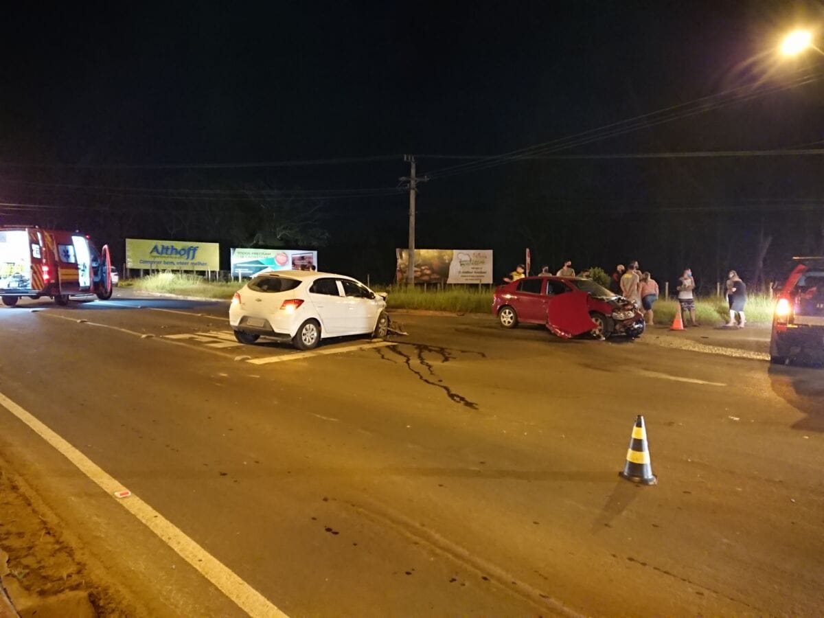 Veículos colidem na subida do Morro do Caravaggio