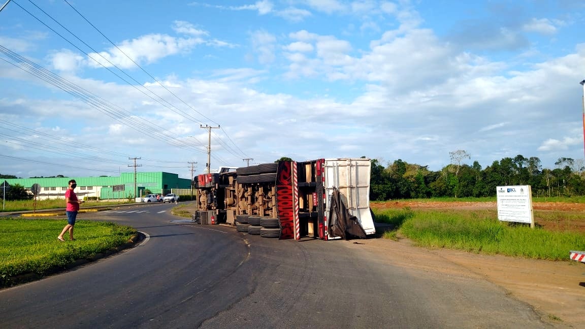 Carreta de Nova Veneza tomba em rotatória de Forquilhinha 2 Carreta de Nova Veneza tomba em rotatória de Forquilhinha