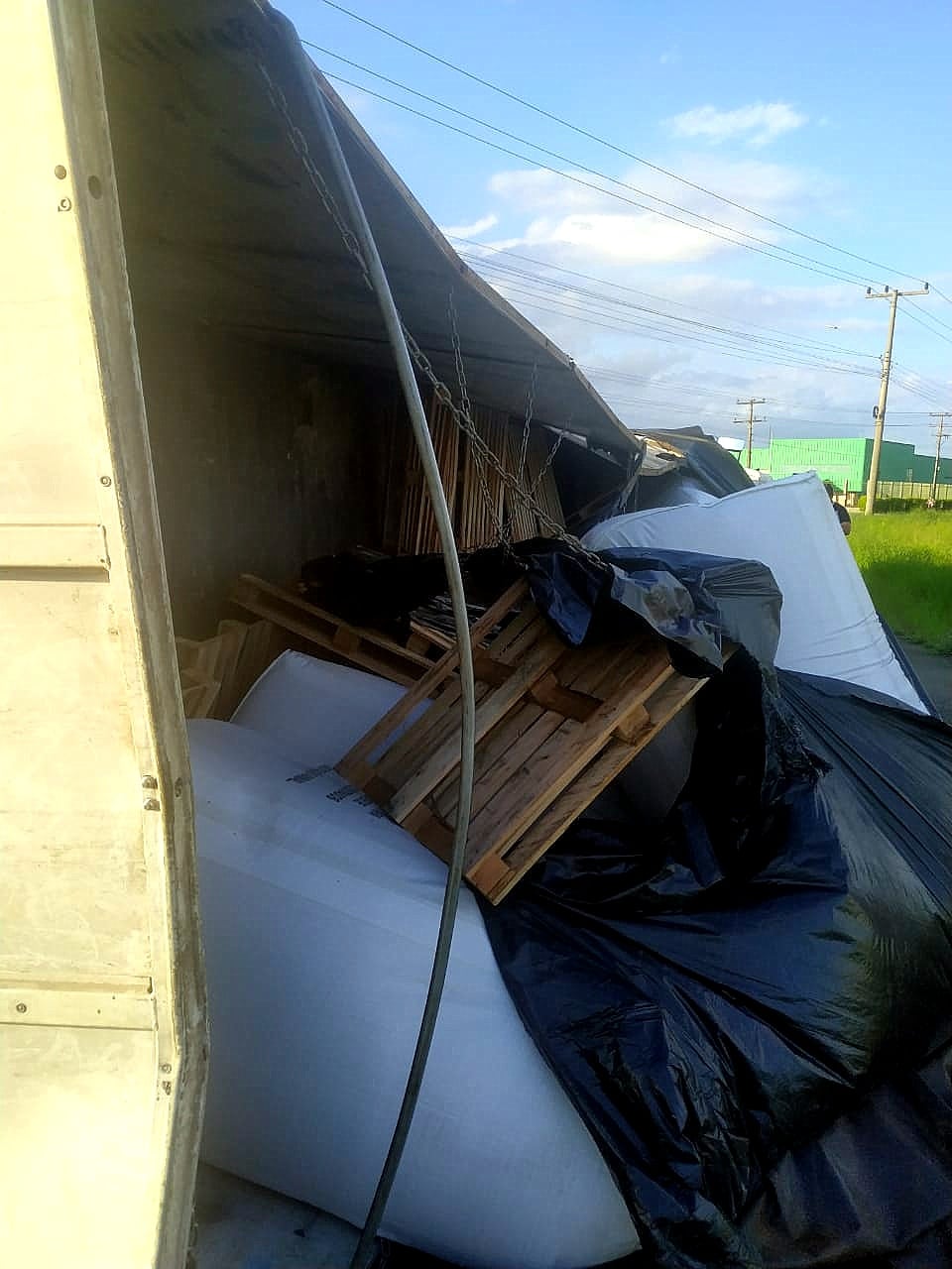 Carreta de Nova Veneza tomba em rotatória de Forquilhinha 3 Carreta de Nova Veneza tomba em rotatória de Forquilhinha