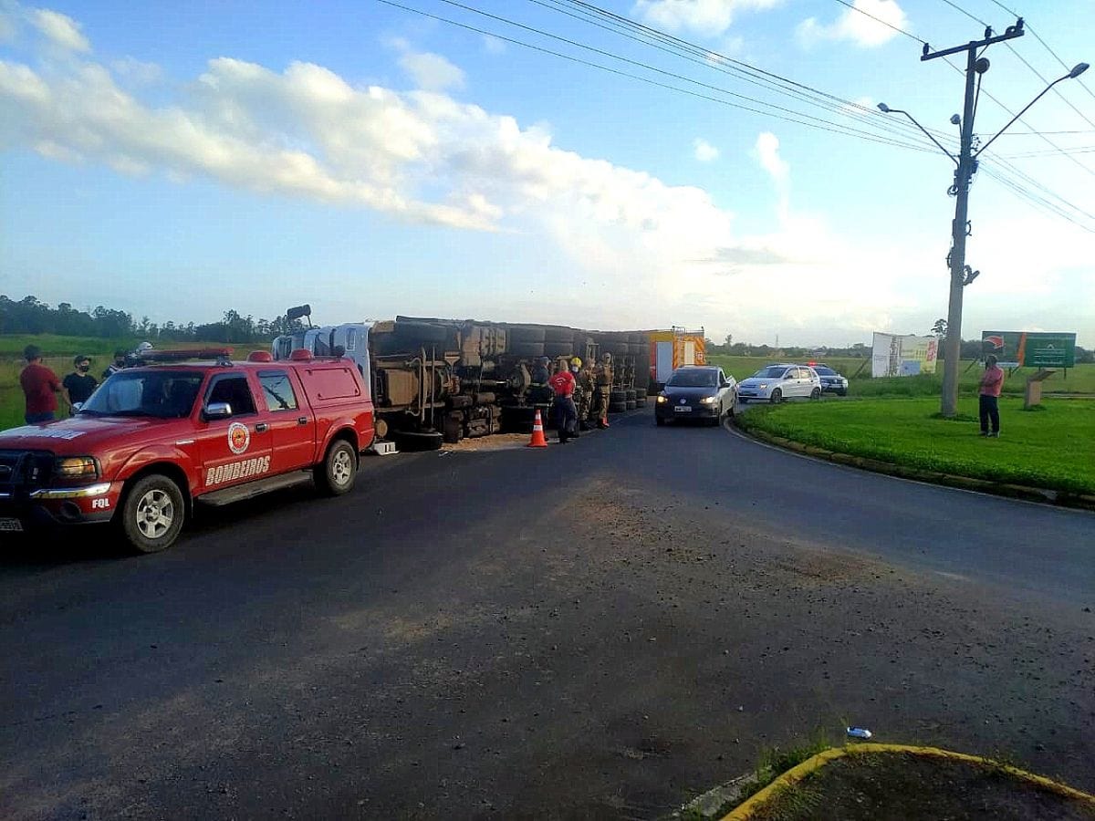 Carreta de Nova Veneza tomba em rotatória de Forquilhinha 4 Carreta de Nova Veneza tomba em rotatória de Forquilhinha