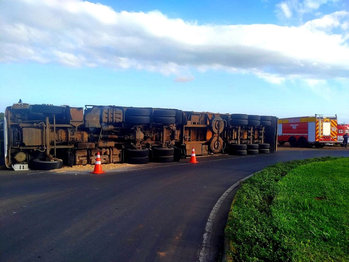 Carreta de Nova Veneza tomba em rotatória de Forquilhinha 1 Carreta de Nova Veneza tomba em rotatória de Forquilhinha