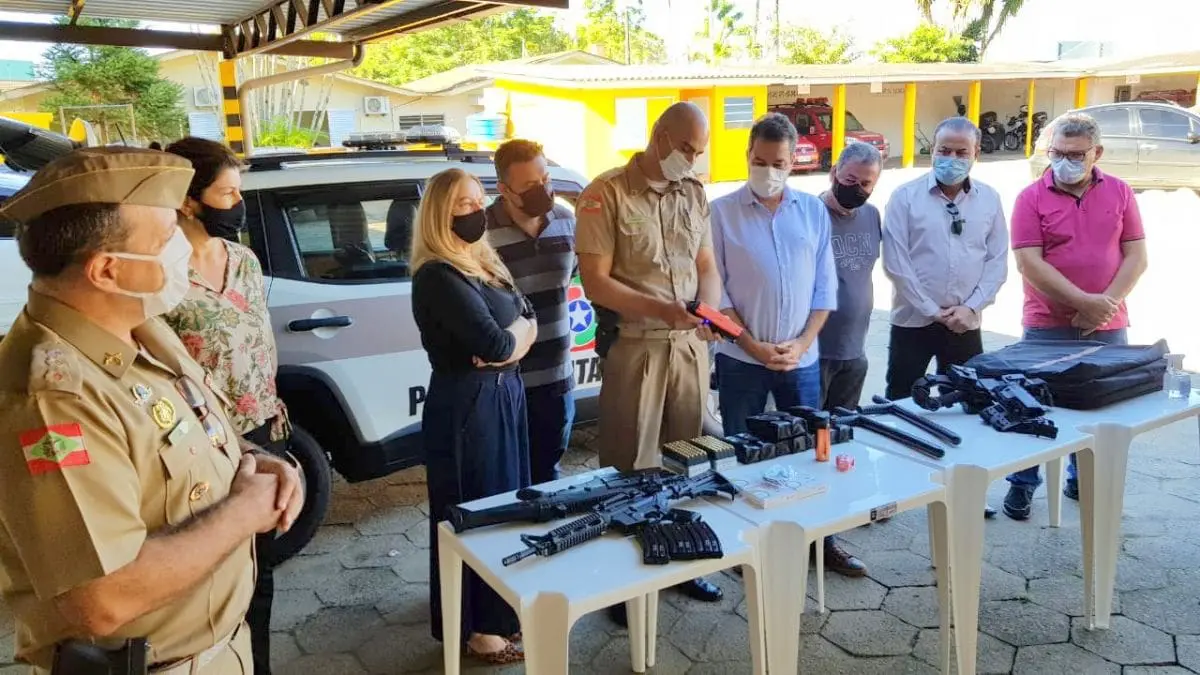 Deputado Minotto entrega viatura e armamento para Polícia Militar de Forquilhinha