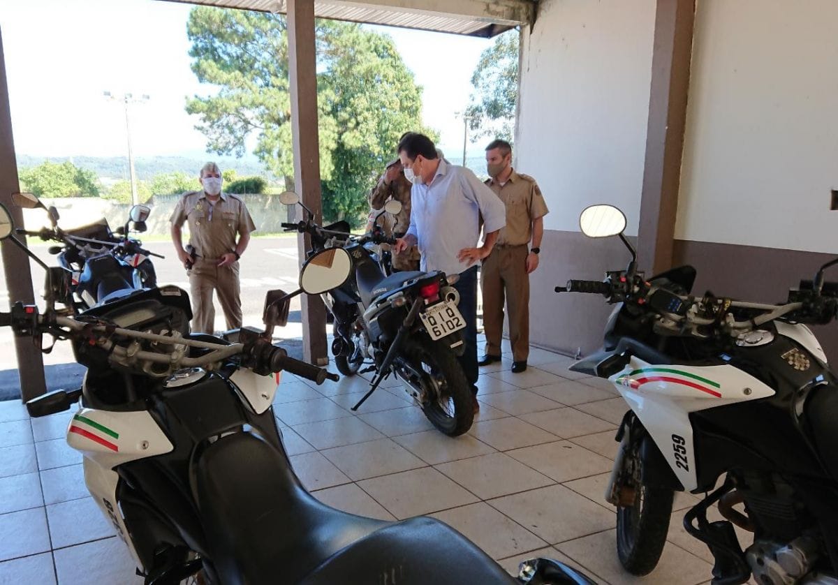 Deputado Rodrigo Minotto visita companhia do grupo Tático de Criciúma