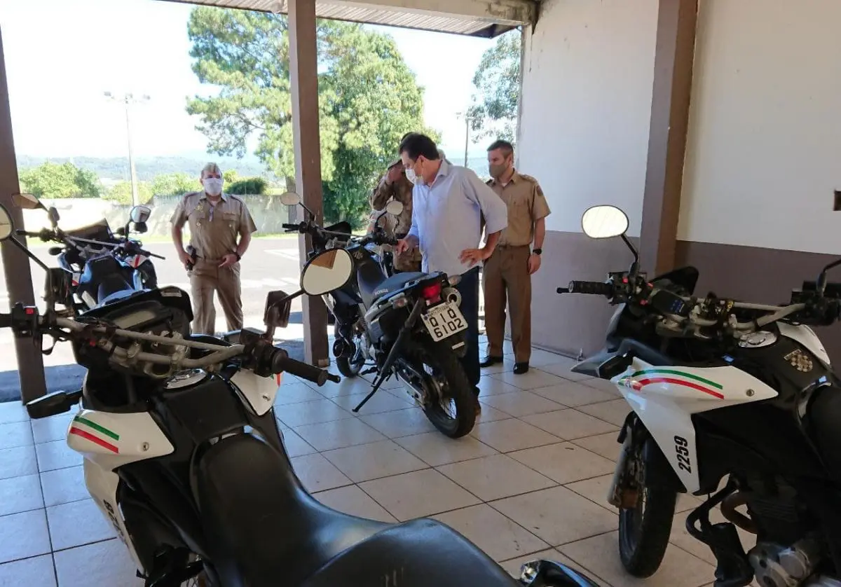 Deputado Rodrigo Minotto visita companhia do grupo Tático de Criciúma