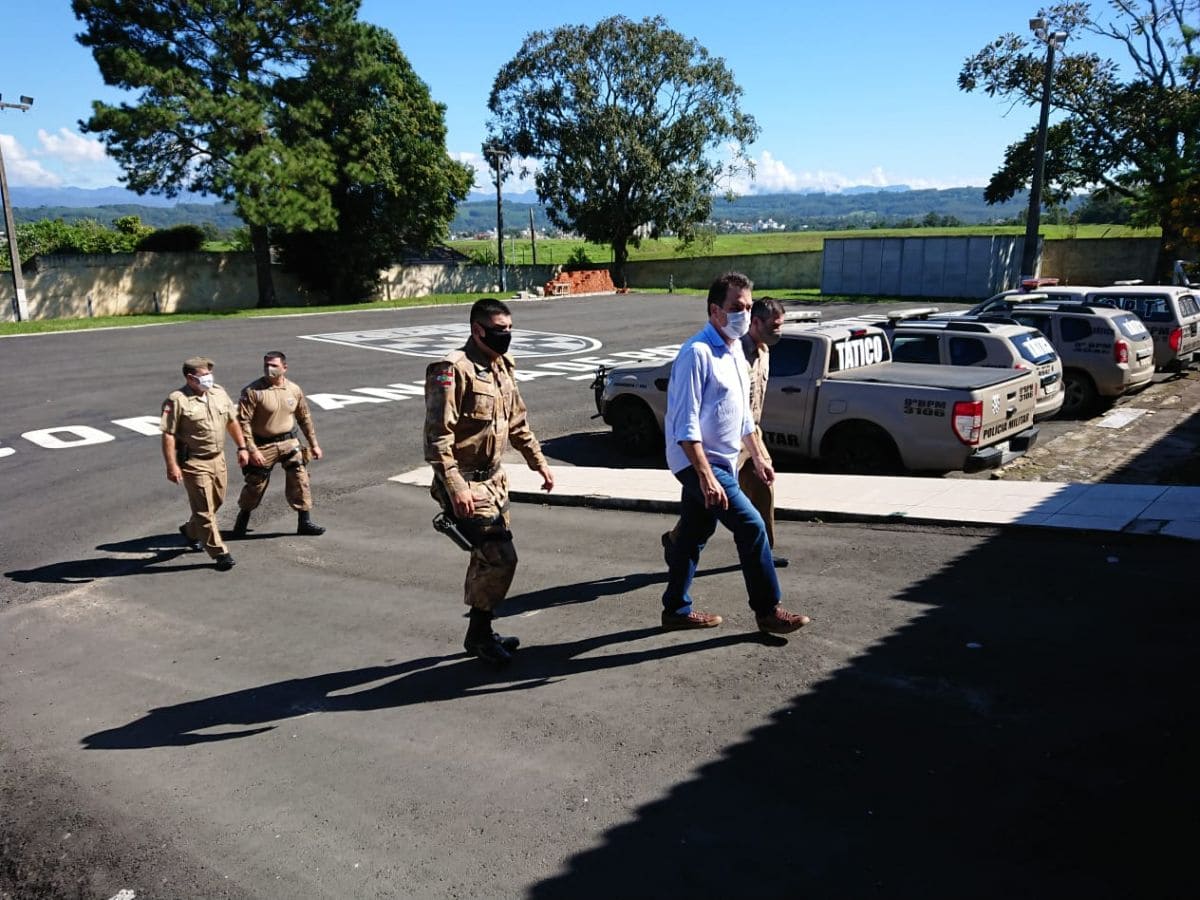 Deputado Rodrigo Minotto visita companhia do grupo Tático de Criciúma