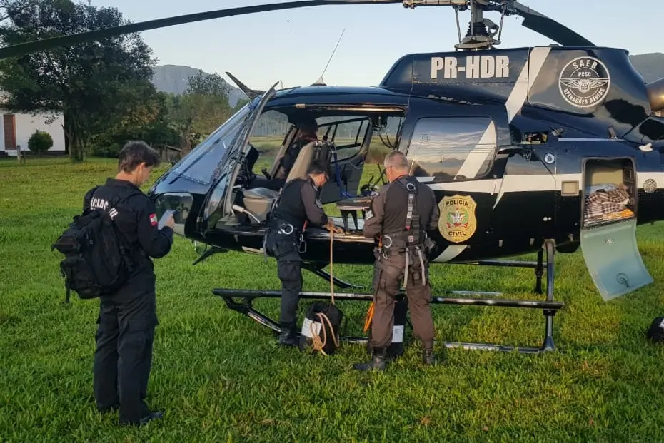 Helicóptero do SAER resgata jovens perdidos na reserva do Aguaí