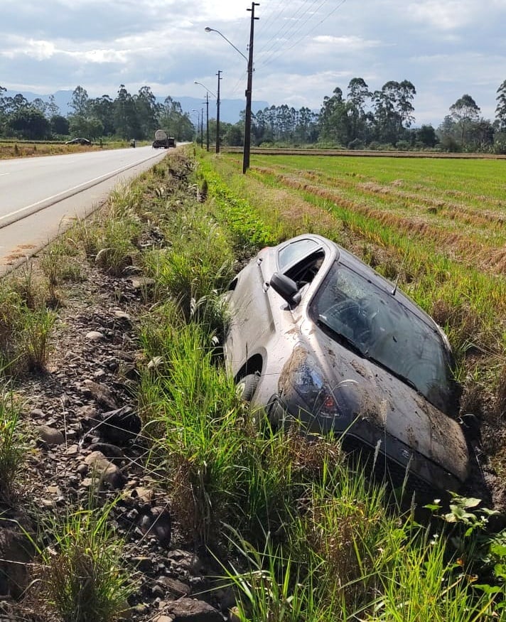 Condutor foge após se envolver em acidente em Nova Veneza
