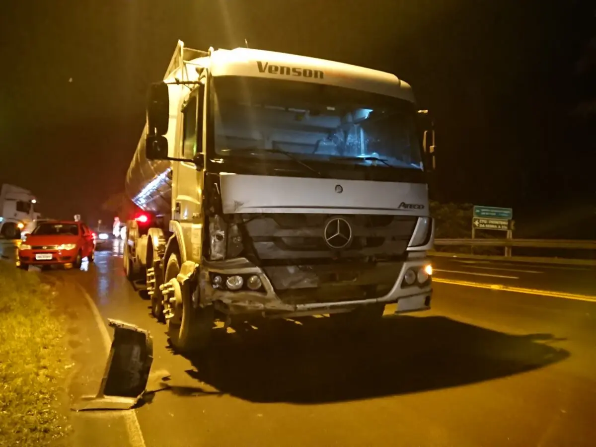 Em Nova Veneza carro é atingido por caminhão na rodovia José Spillere