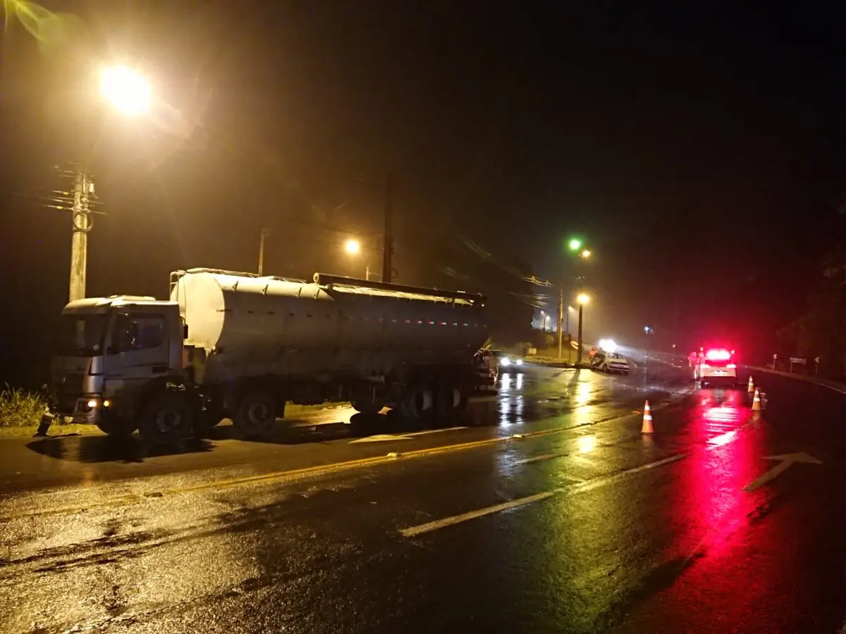 Em Nova Veneza carro é atingido por caminhão na rodovia José Spillere