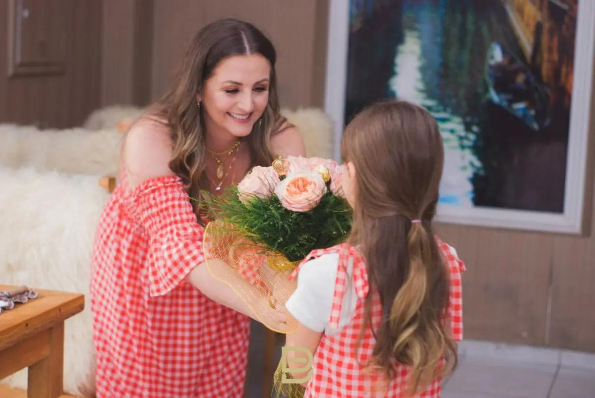 Às mães rainhas, Nó de Pinho oferece as especiais rosas inglesas