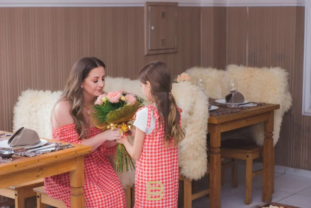 Às mães rainhas, Nó de Pinho oferece as especiais rosas inglesas