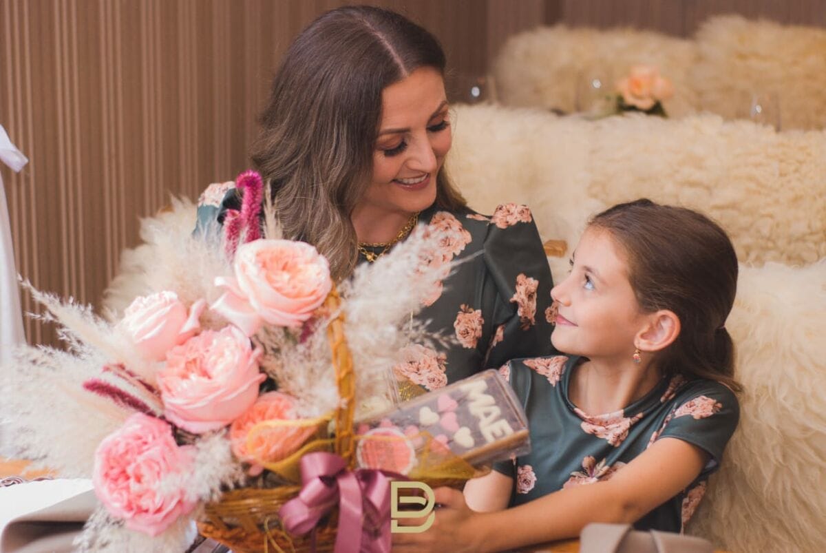 Às mães rainhas, Nó de Pinho oferece as especiais rosas inglesas