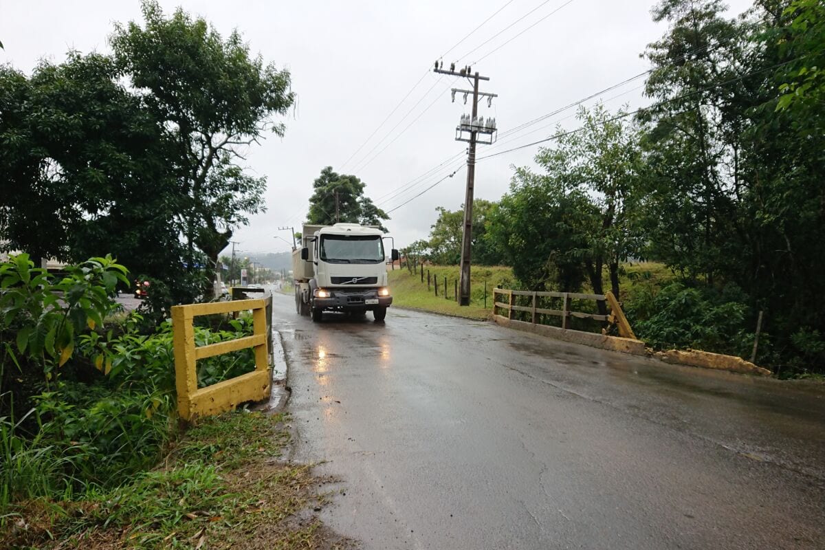 Vereadora volta a solicitar conserto em ponte perigosa