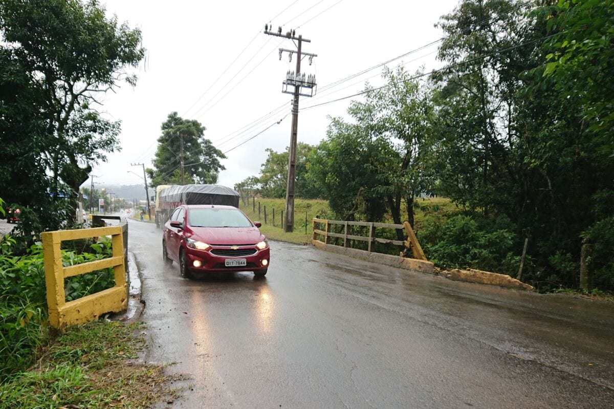 Vereadora volta a solicitar conserto em ponte perigosa