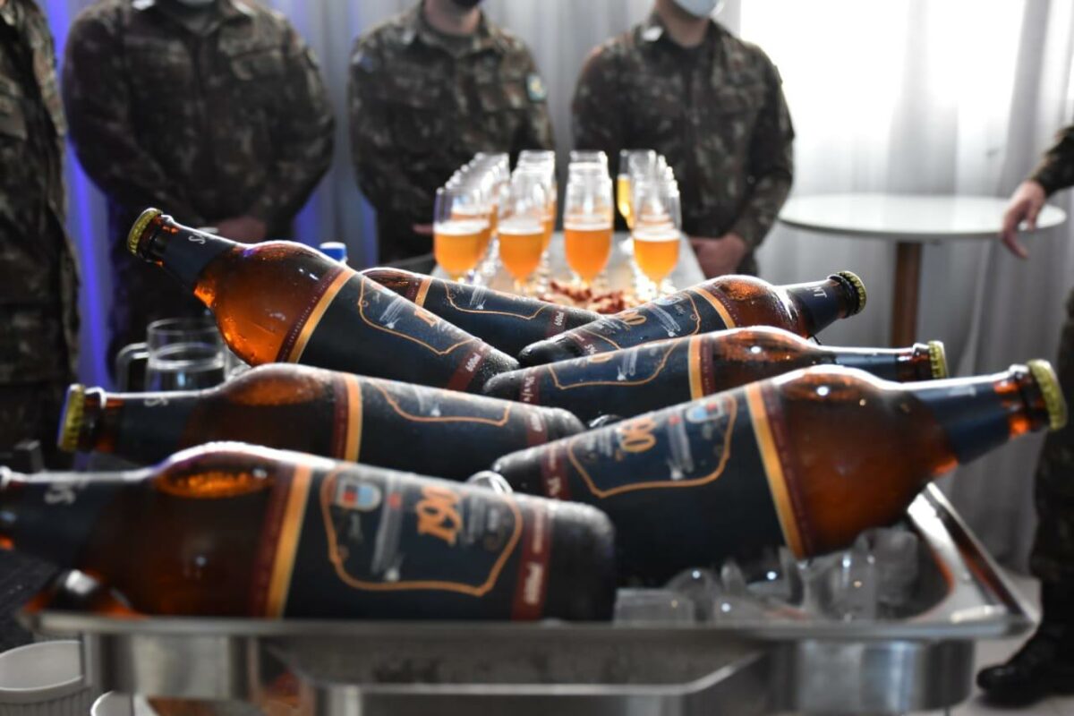 Cervejaria Santa Catarina lança rótulo exclusivo em homenagem aos 190 anos do 28º GAC