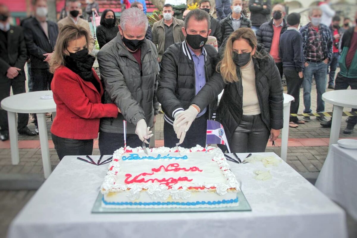 Nova Veneza celebra 130 anos com entrega de rua e corte de bolo